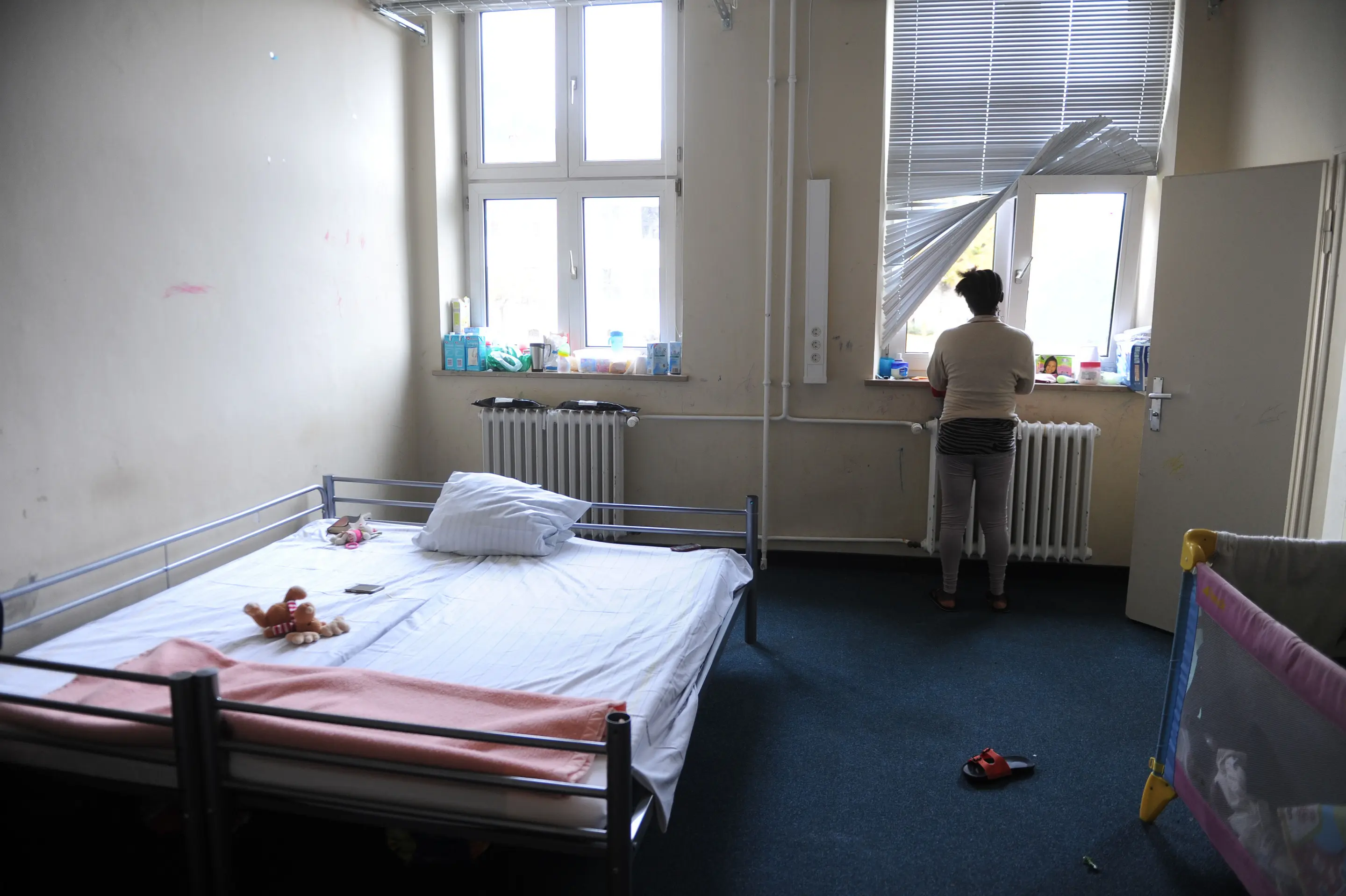 Flüchtlingsunterkunft Abrams-Komplex in Garmisch-Partenkirchen. Bewohnerin in einem Zimmer der Not-Erstaufnahmeeinrichtung für Flüchtlinge im Abrams-Komplex in Garmisch-Partenkirchen.