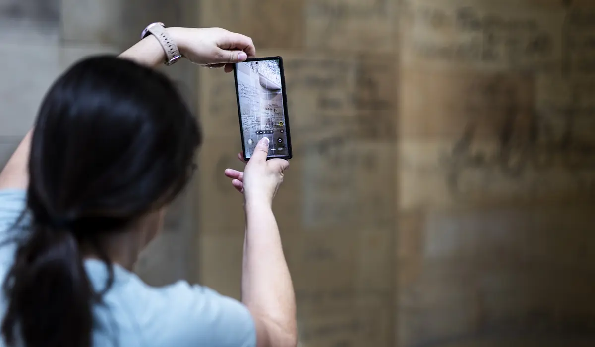 Jugendliche fotografiert die sowjetischen Graffiti im Reichstagsgebäude