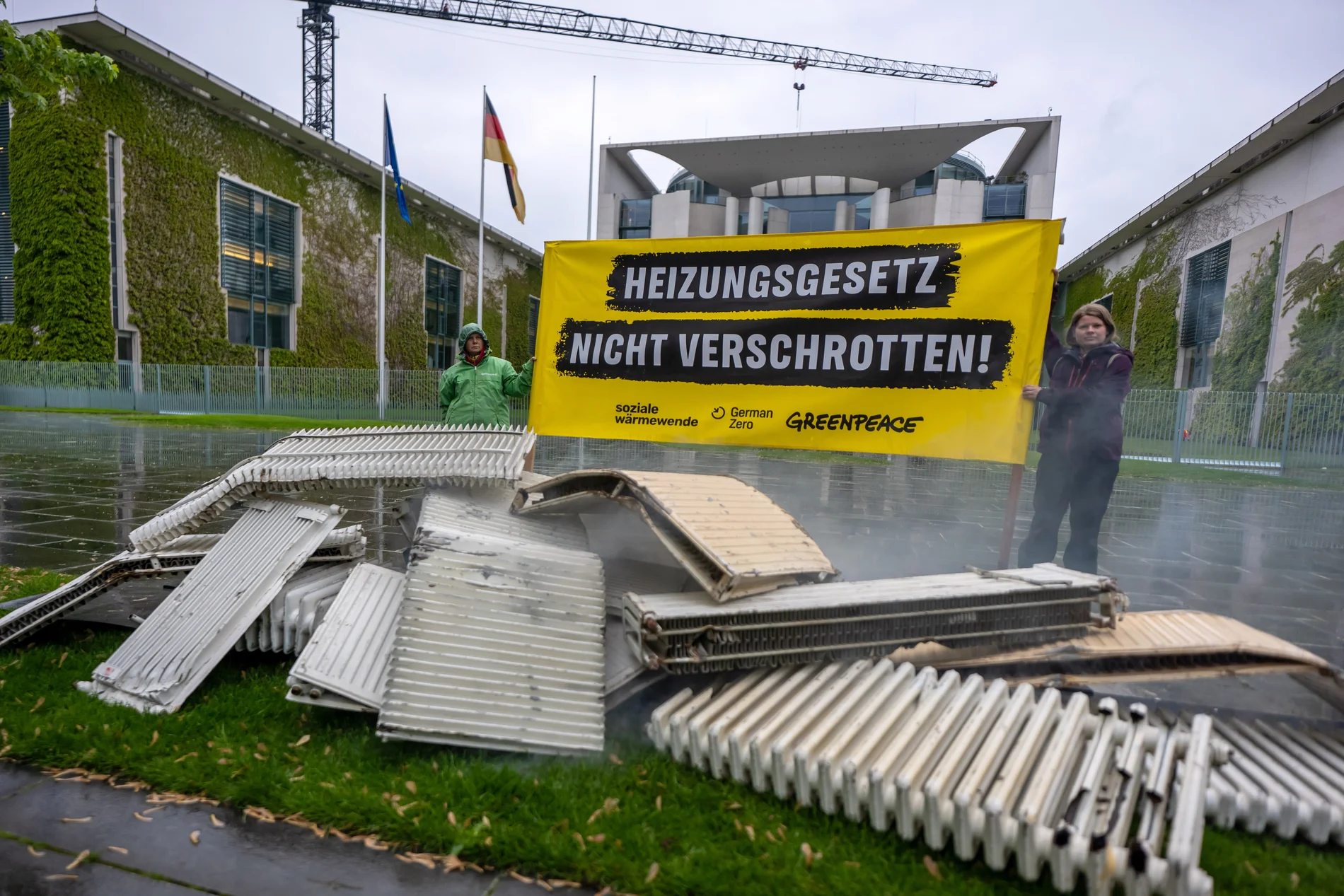 Aktivisten von Greenpeace demonstrieren mit Heizungen vor dem Bundeskanzleramt