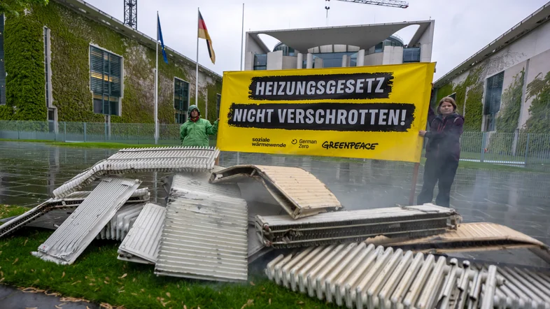 Aktivisten von Greenpeace demonstrieren mit Heizungen vor dem Bundeskanzleramt