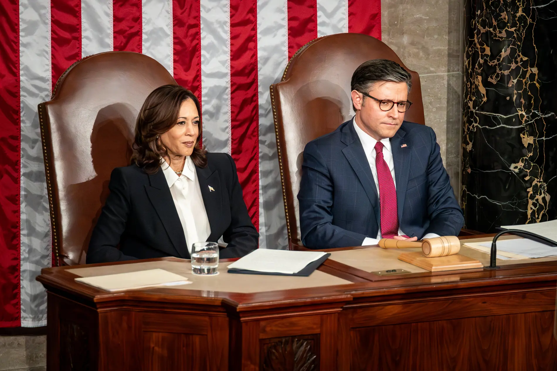 Kamala Harris und Mike Johnson 