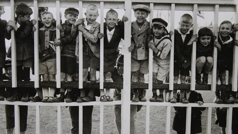 Begeisterte Schulkinder bei einem Fußballspiel