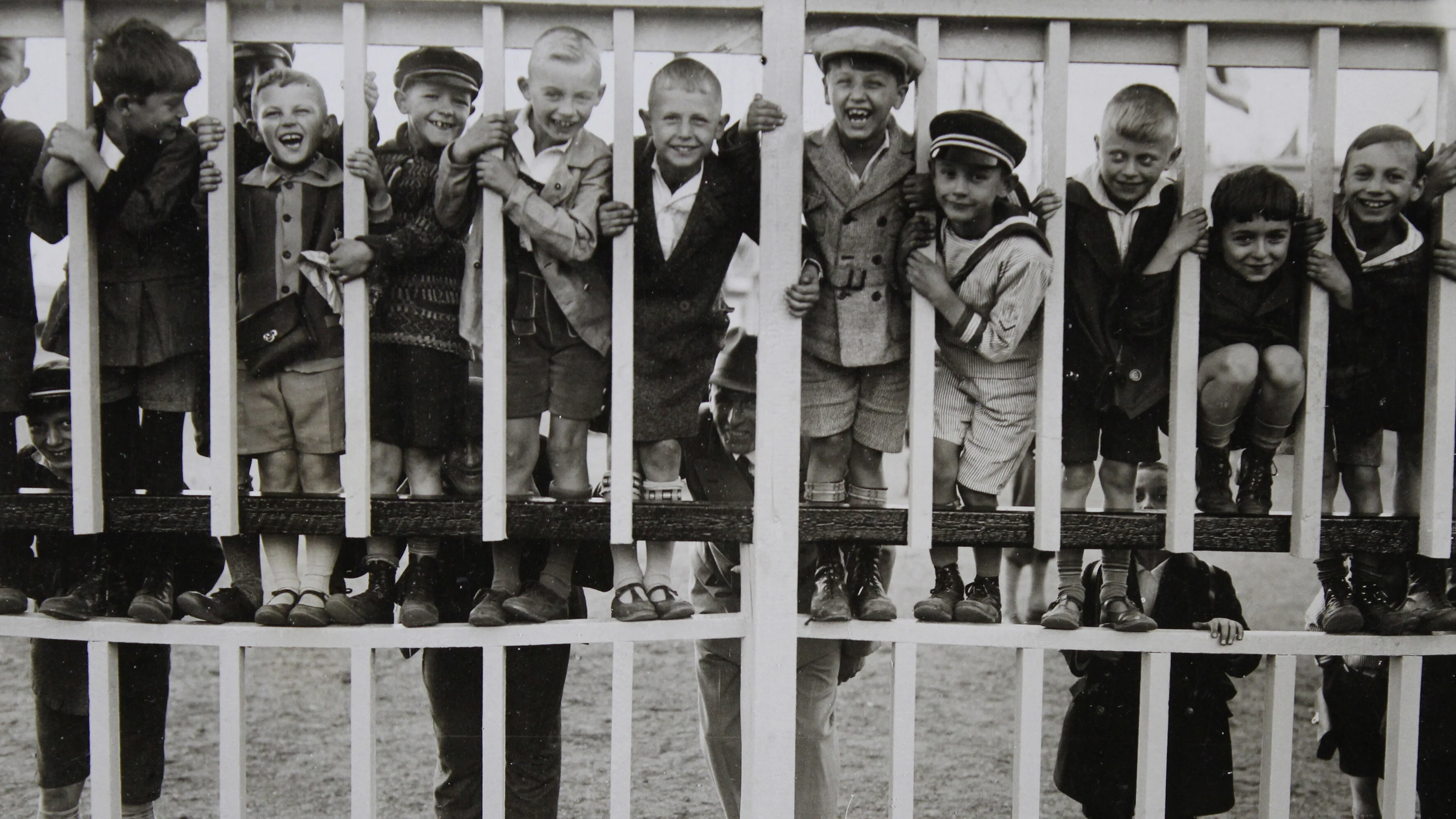 Begeisterte Schulkinder bei einem Fußballspiel