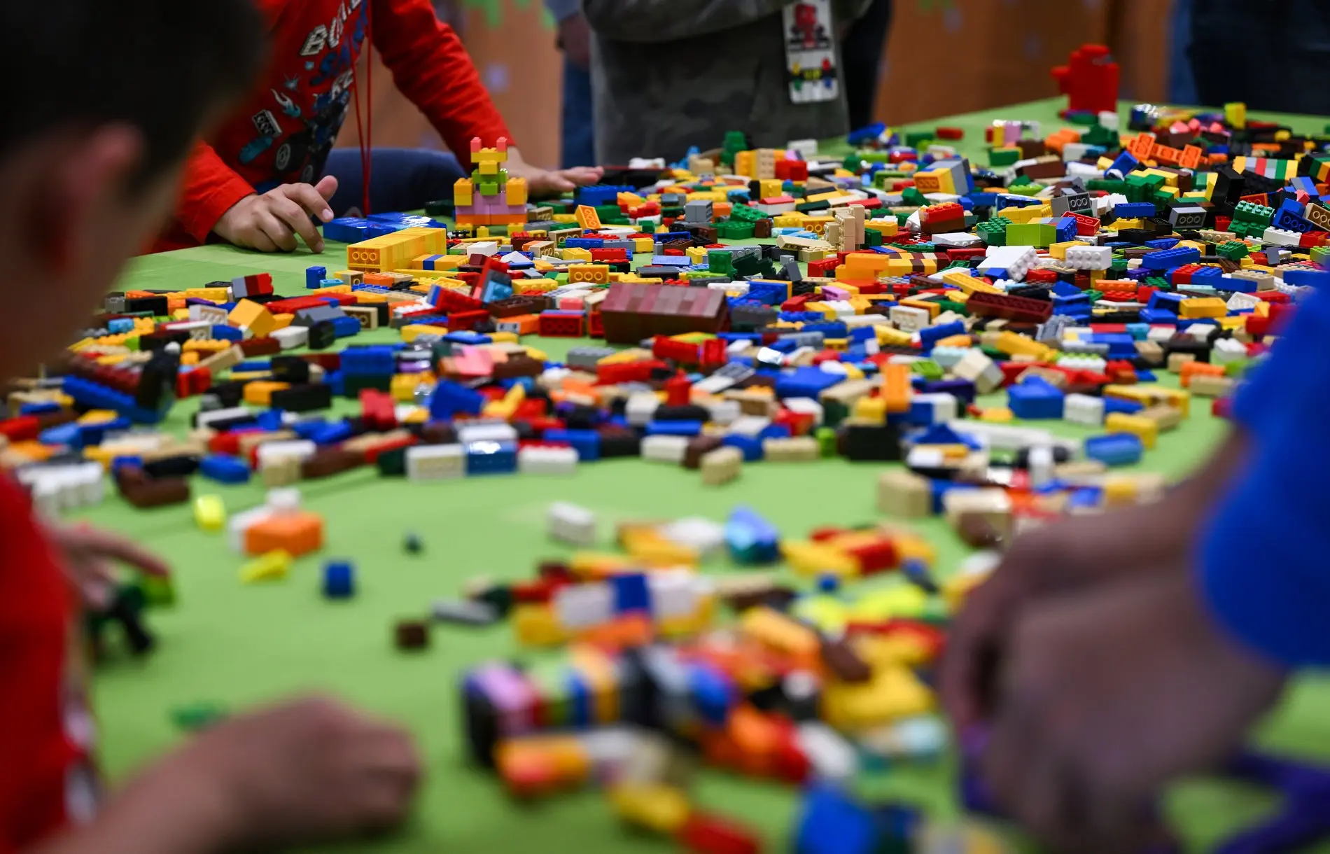 Ein Tisch voller LEGO-Steine