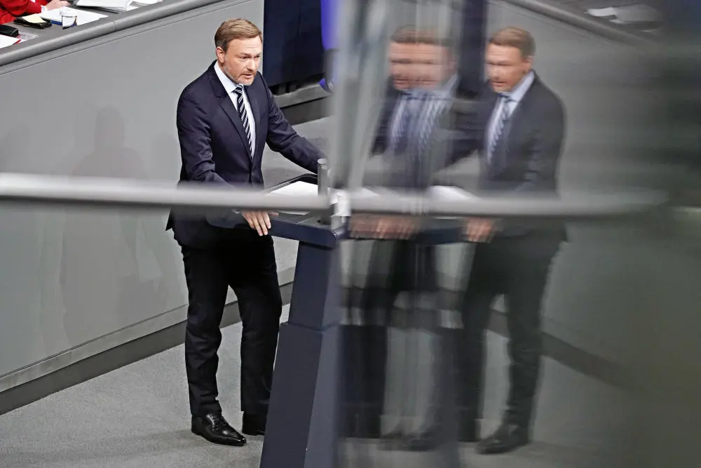 Das Bild zeigt Finanzminister Christian Lindner am Rednerpult im Deutschen Bundestag.