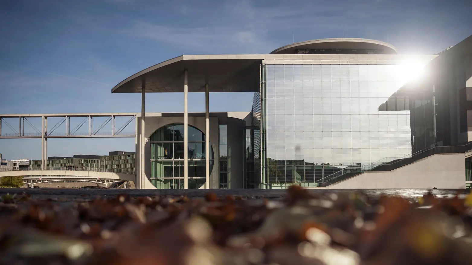 Das Marie-Elisabeth-Lüders-Haus vor mit Herbstlaub bedecktem Boden