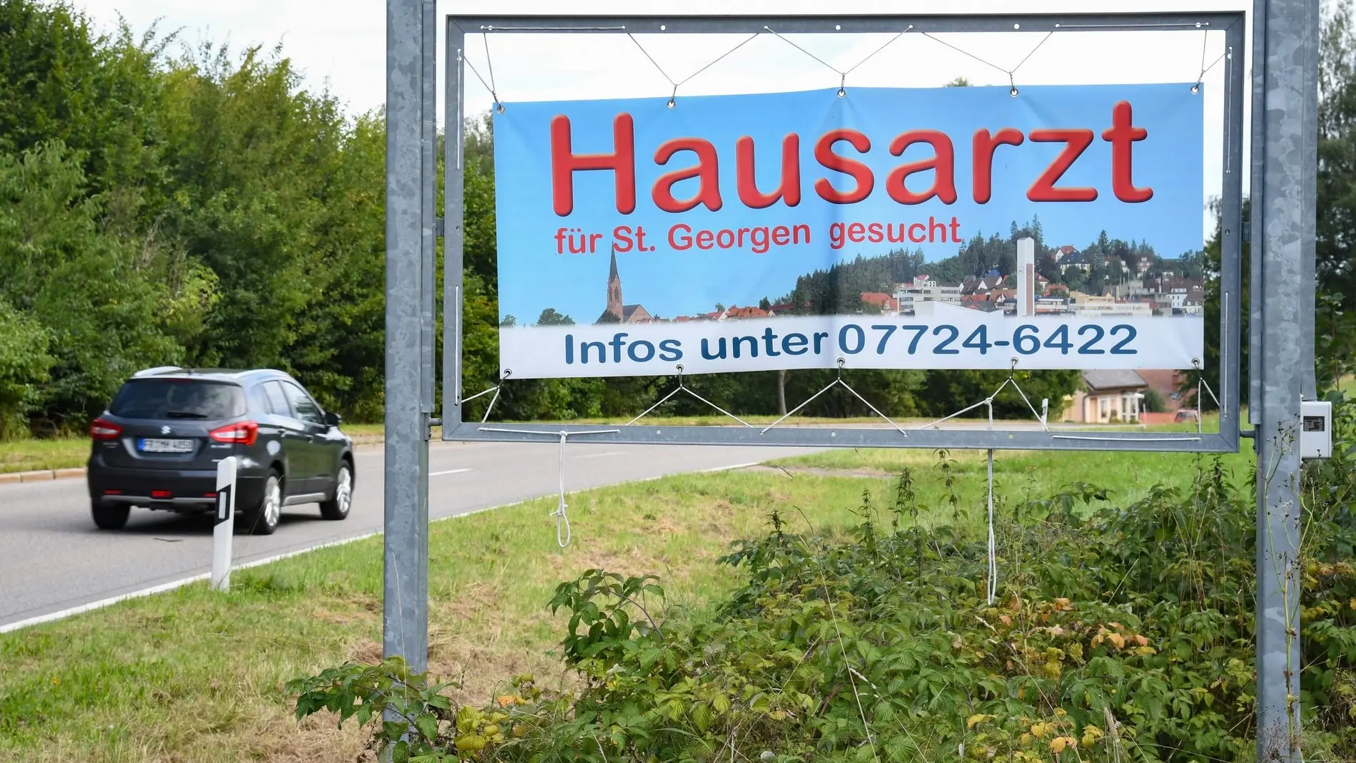 Unorthodoxe Suche an der Bundesstraße nach einem Nachfolger als Hausarzt in St. Georgen im Schwarzwald. Auf einem Straßenschild sucht St. Georgen im Schwarzwald einen Hausarzt.