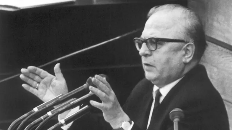 Schwarz-Weiß-Foto von Max Güde an Mikrofonen