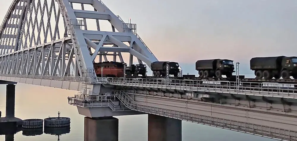 Ein Zug transportiert vergangene Woche Militärfahrzeuge von der Krim zurück in die Stützpunkte im südrussischen Militärbezirk. 