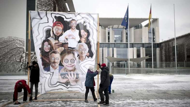 Protest gegen Tech-Konzerne vor dem Bundeskanzleramt in Berlin