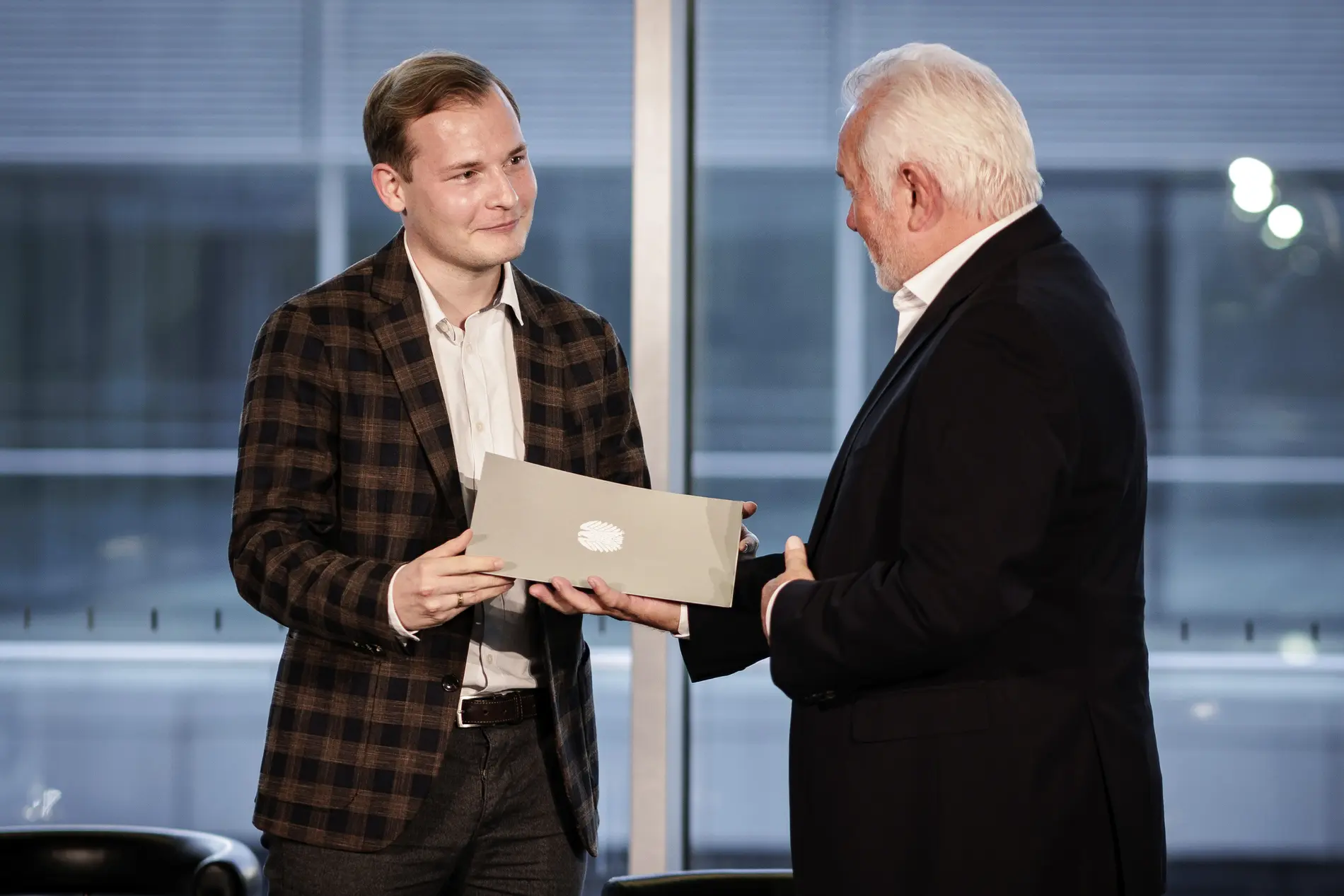 Wolfgang Kubicki übergibt den Medienpreis an Christian Schweppe