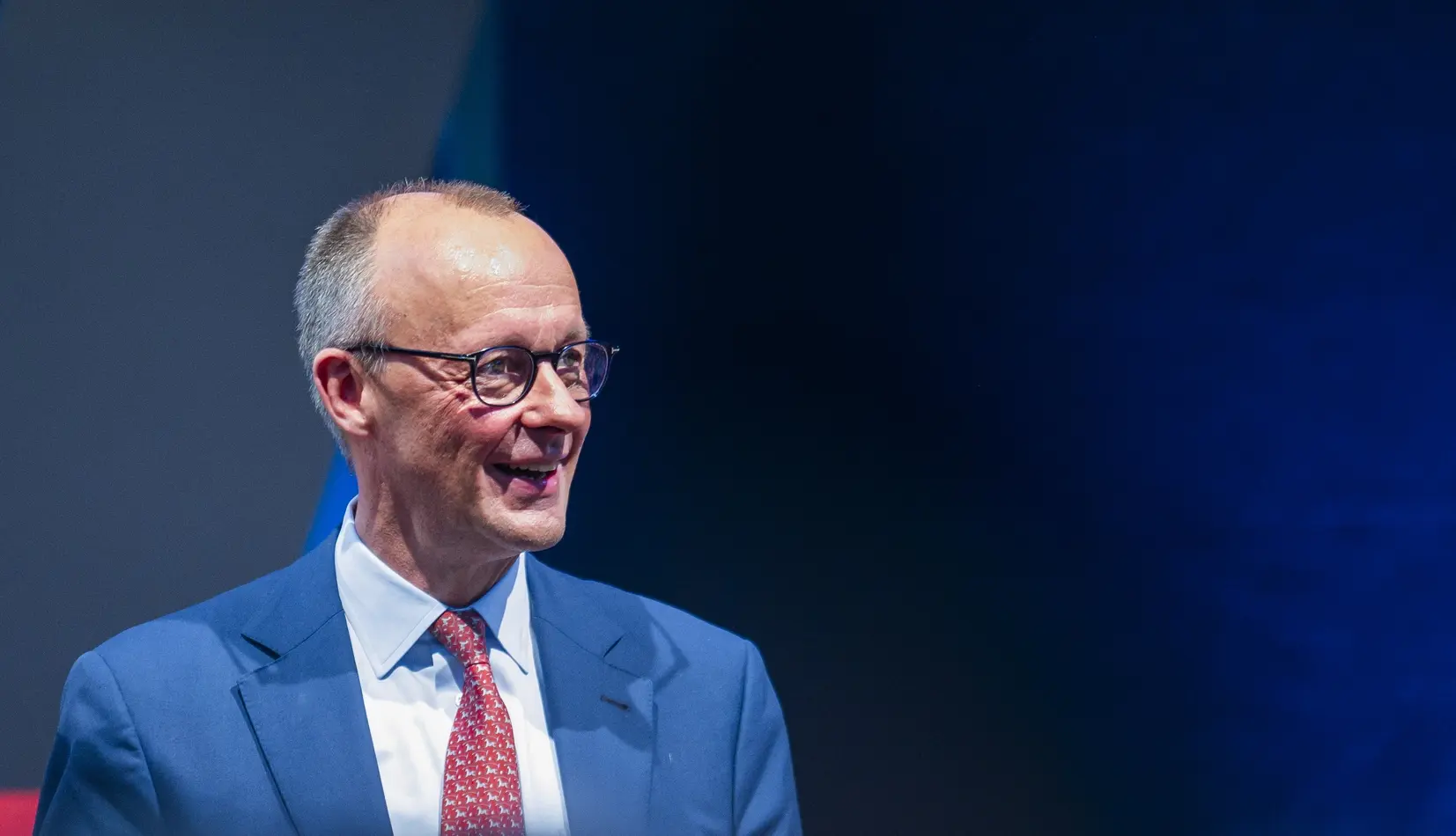 Friedrich Merz Friedrich Merz vor einer blauen Wand