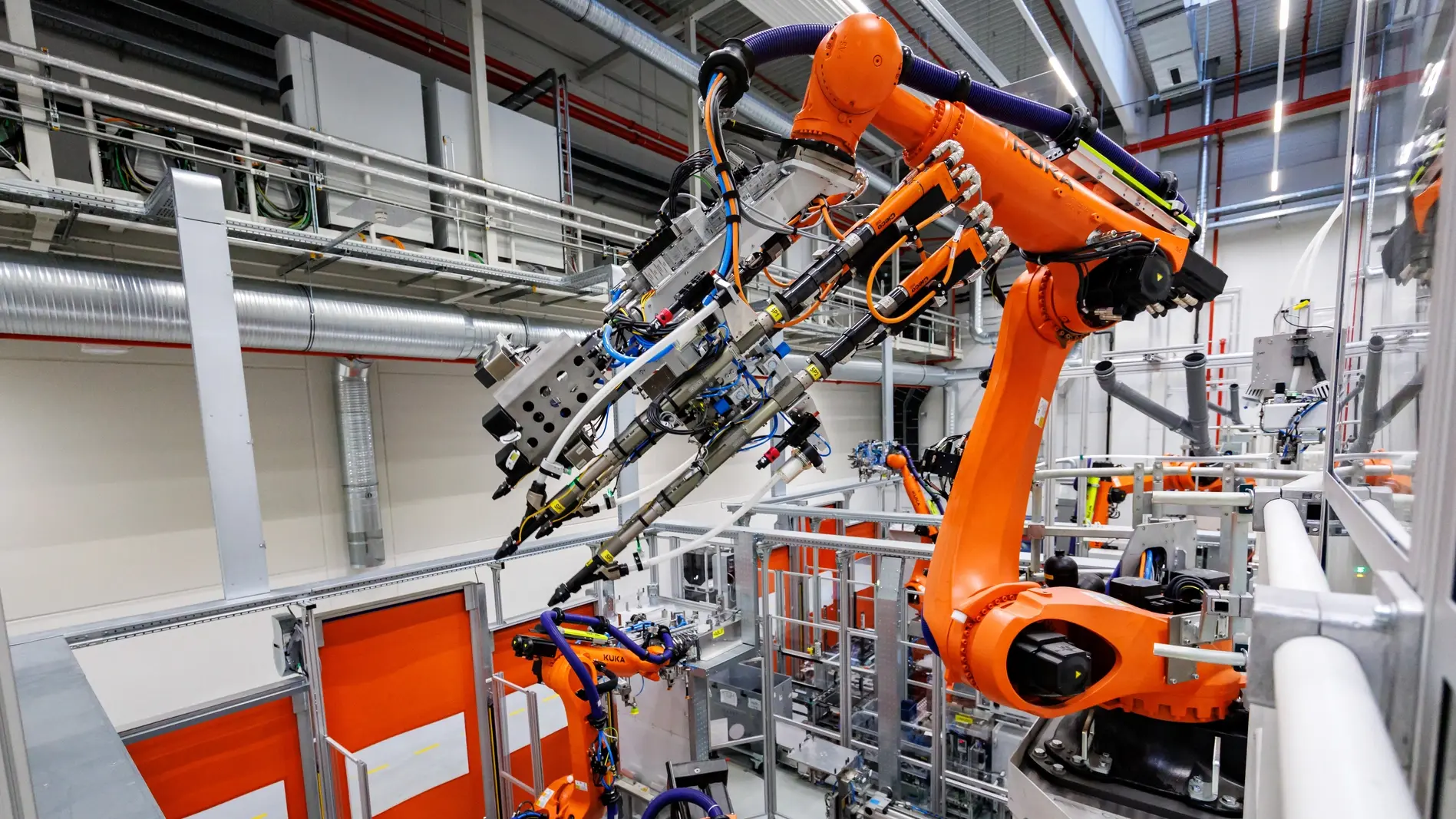 Blick in eine automatisierte Batterieproduktions-Linie für Elektromotoren