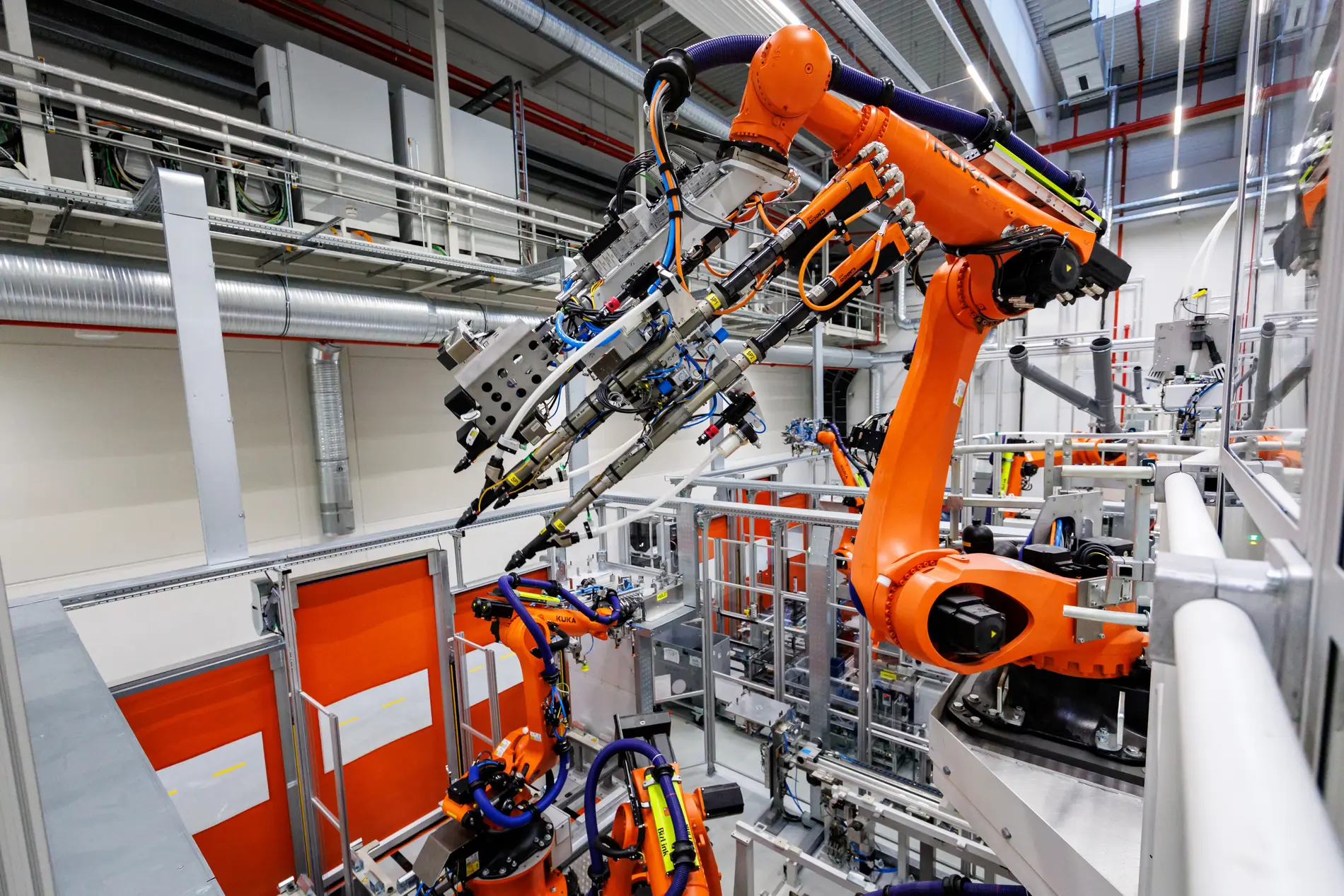 Blick in eine automatisierte Batterieproduktions-Linie für Elektromotoren
