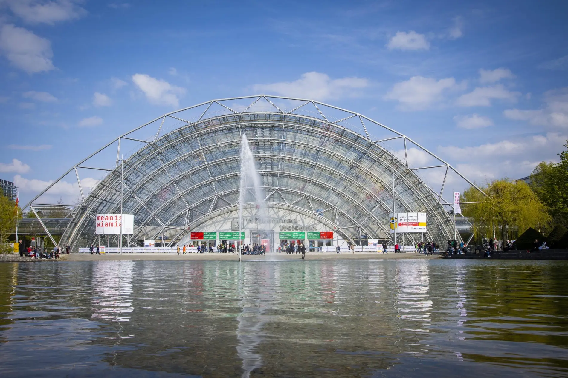 Glashalle der Leipziger Messe von außen, davor ein Springbrunnen