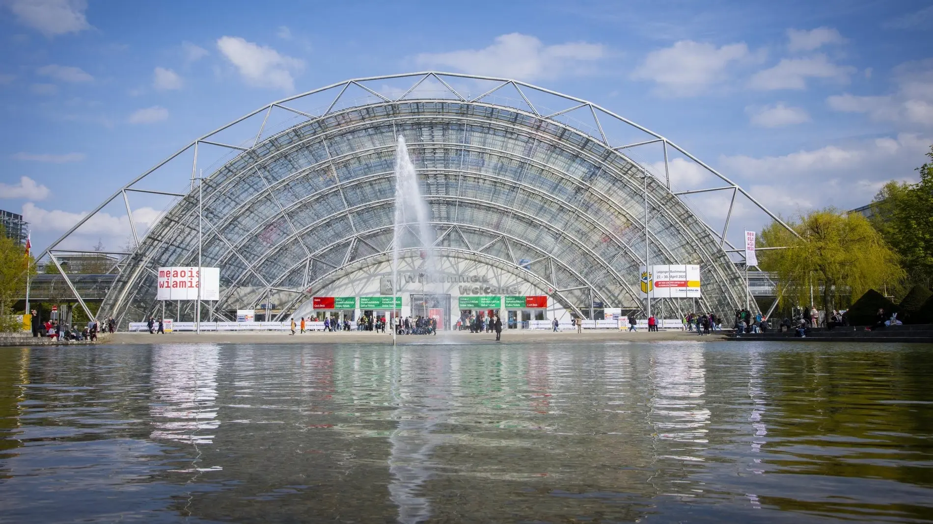 Glashalle der Leipziger Messe von außen, davor ein Springbrunnen