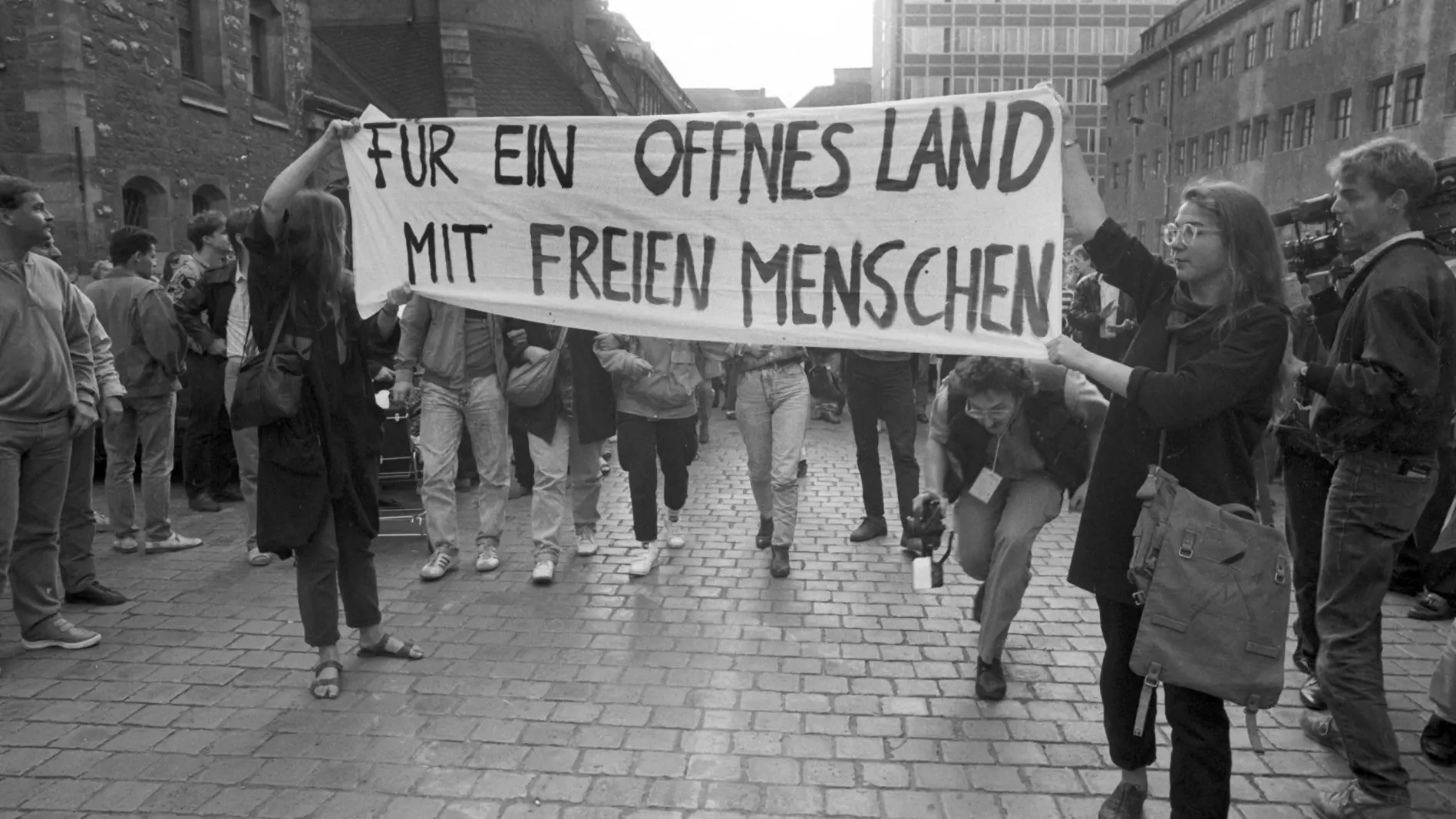 Leipzig, 1989: Erste Montagsdemonstration Menschen demonstrieren am Abend des 04.09.1989 in der Innenstadt von Leipzig.