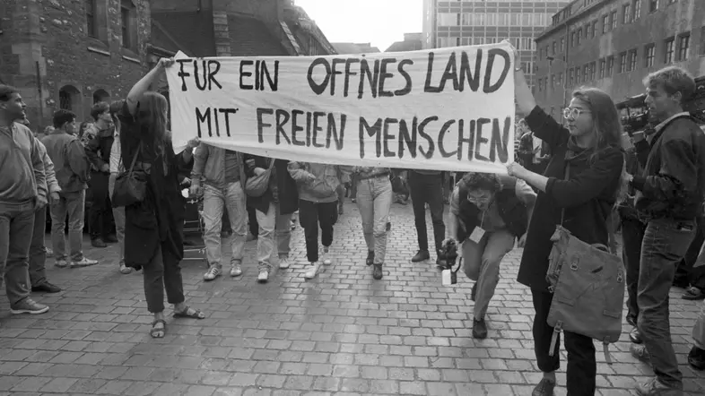 Menschen demonstrieren am Abend des 04.09.1989 in der Innenstadt von Leipzig. 