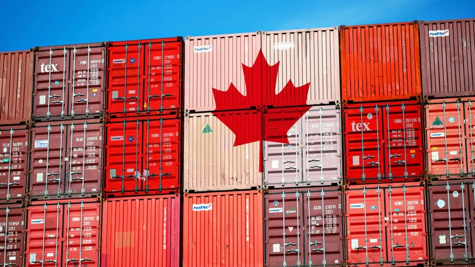 Rote Transport-Container dicht gestapelt, die Flagge Kanadas ist darauf