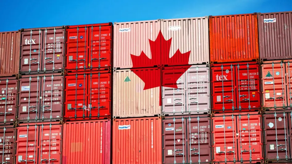Bisher haben nur 15 EU-Staaten Ceta ratifiziert. Rote Transport-Container dicht gestapelt, die Flagge Kanadas ist darauf