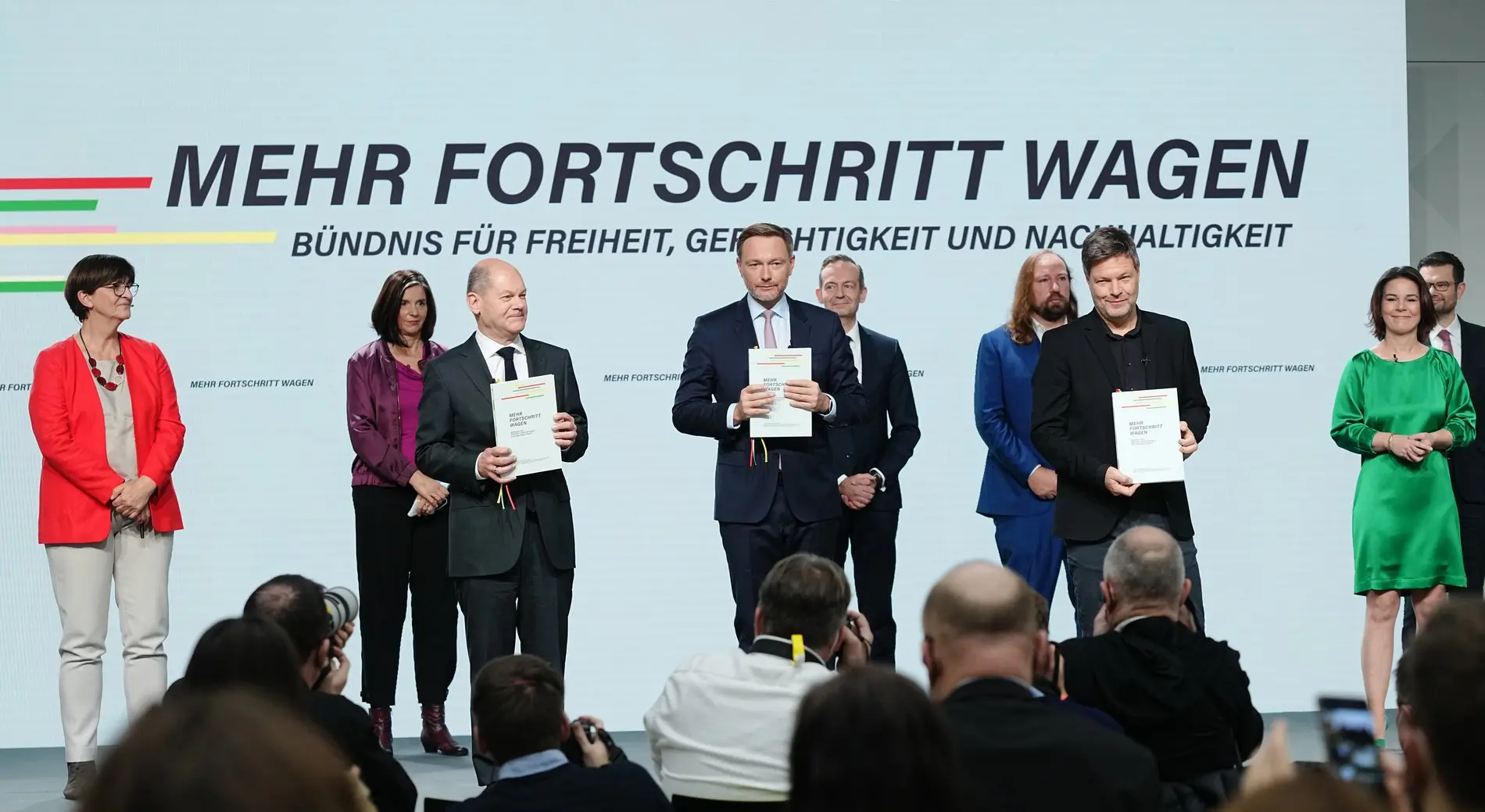 Koalitionsvertrag unterzeichnet Mitglieder der künftigen Bundesregierung bei der Unterzeichnung des Vertrags