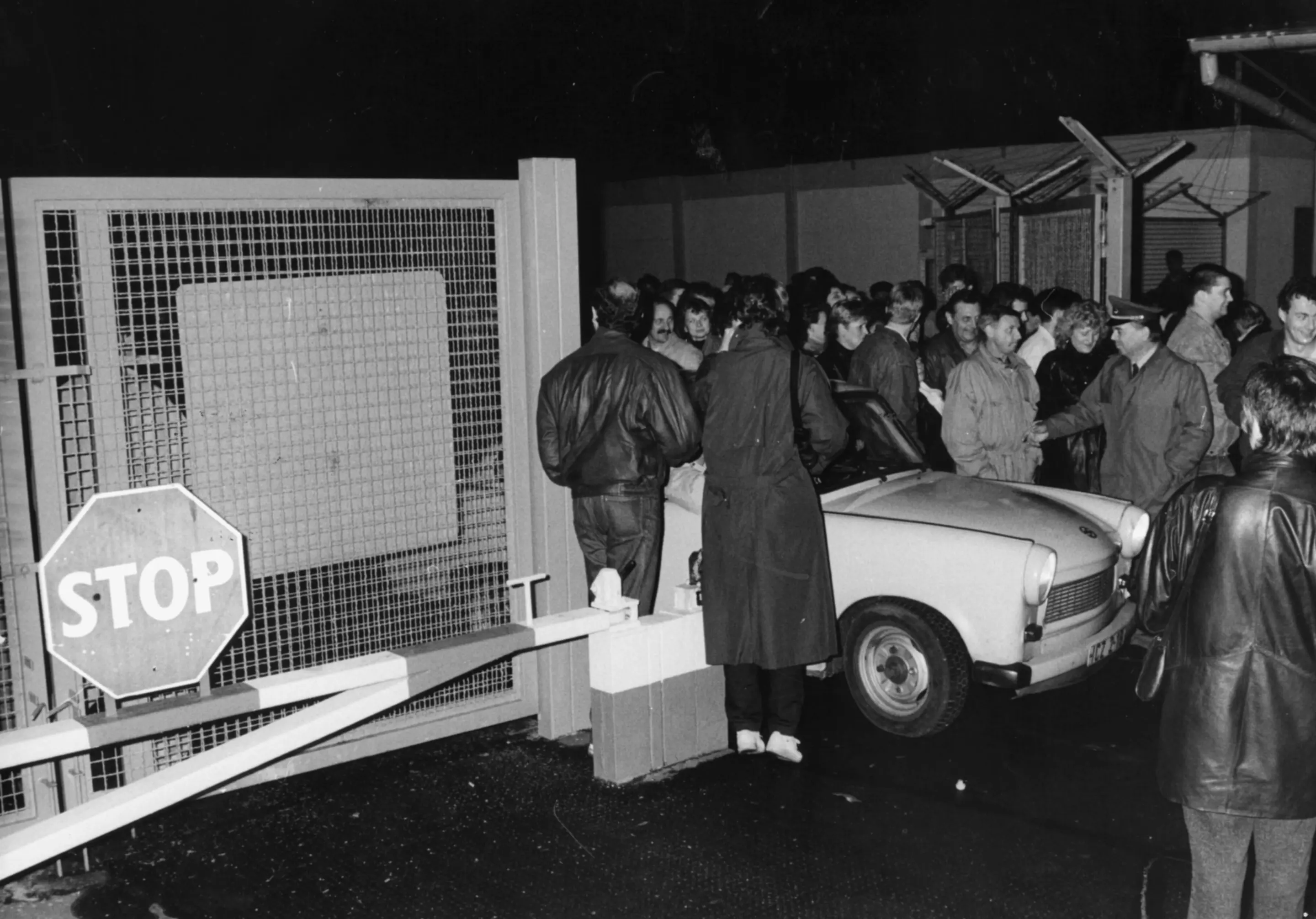 Ostberliner passieren den Grenzübergang an der Bornholmer Straße.