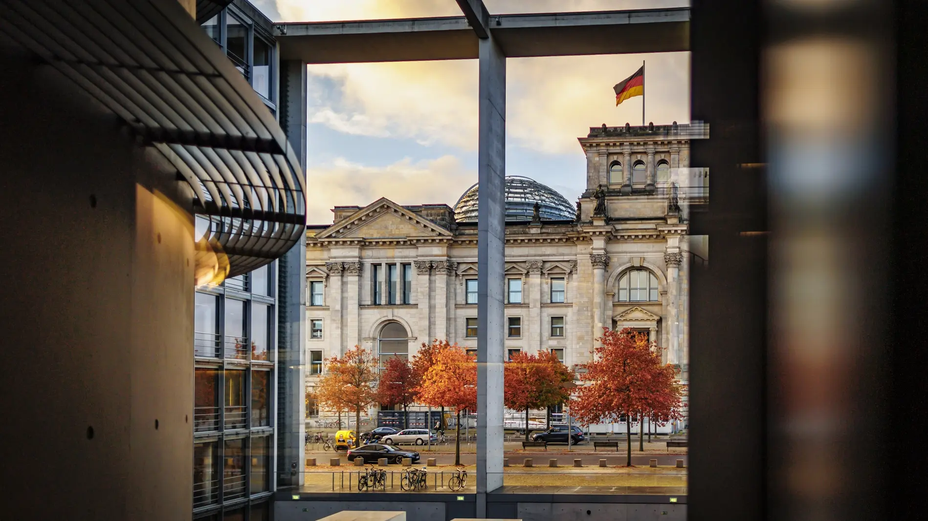 Das Reichstagsgebäude spiegelt sich in einer Scheibe des Paul-Löbe-Haus am frühen Morgen. 