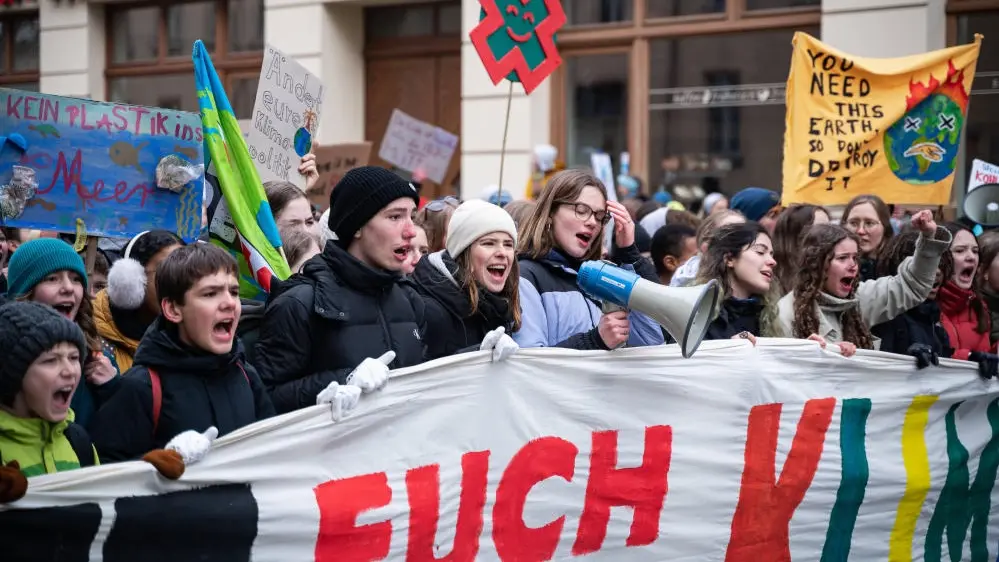Aktivistin Luisa Neubauer (Mitte) bei einer Demonstration zum Klimaschutzgesetz.