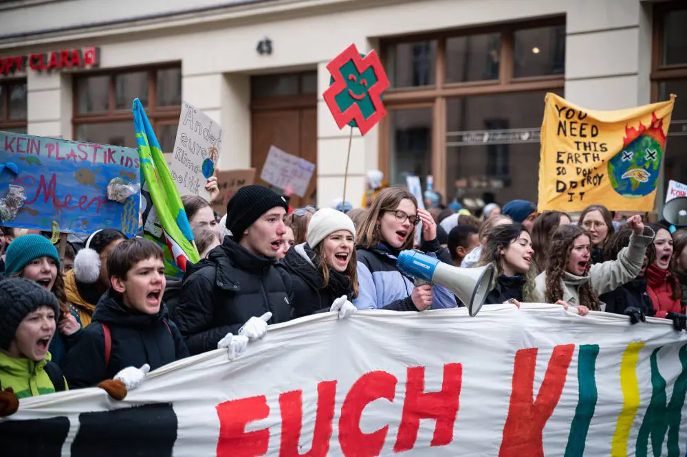 Aktivistin Luisa Neubauer (Mitte) bei einer Demonstration zum Klimaschutzgesetz.