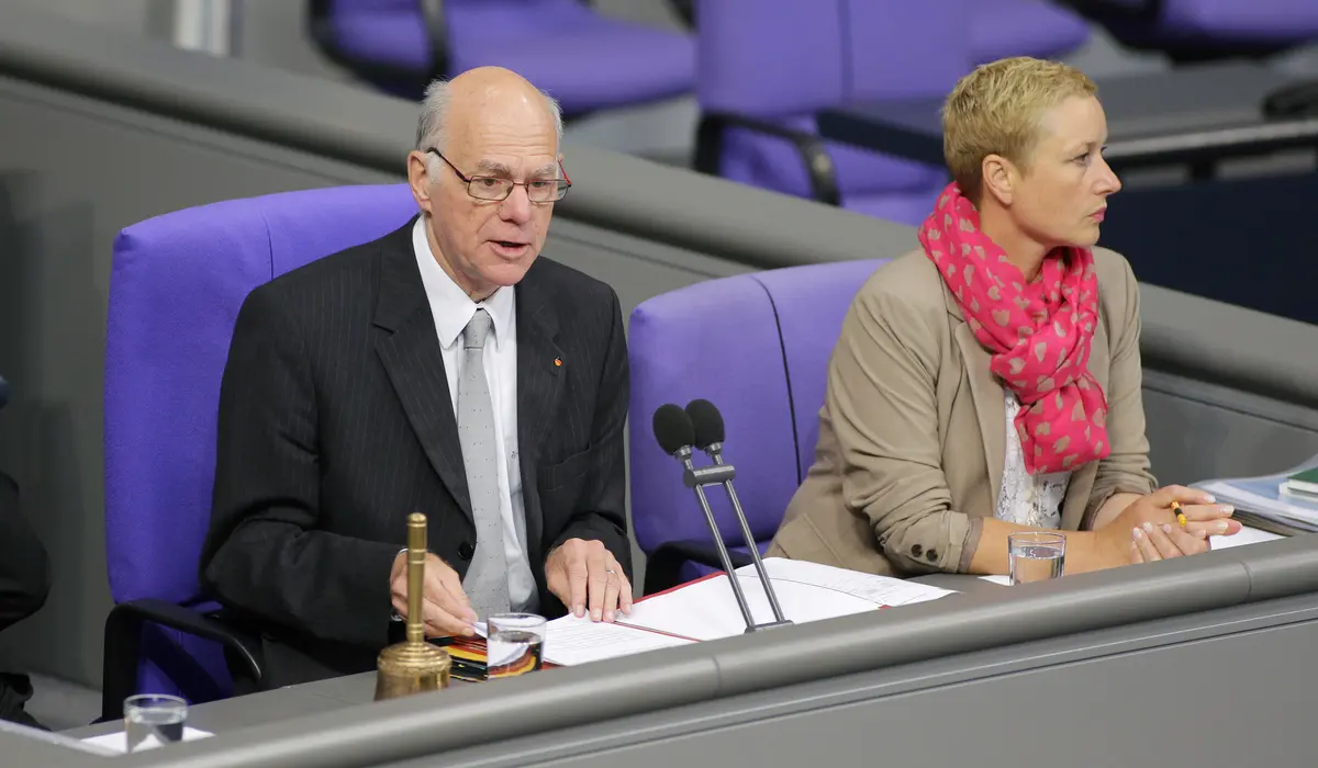 Norbert Lammert auf seinem Sitz im Plenarsaal