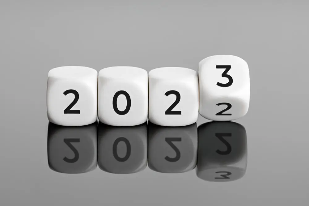 Ein Symbolbild mit Würfen, dass den Wechsel von 2022 auf 2023 zeigt.