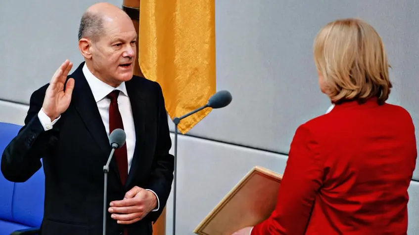 Olaf Scholz hebt bei der Vereidigung die rechte Hand.