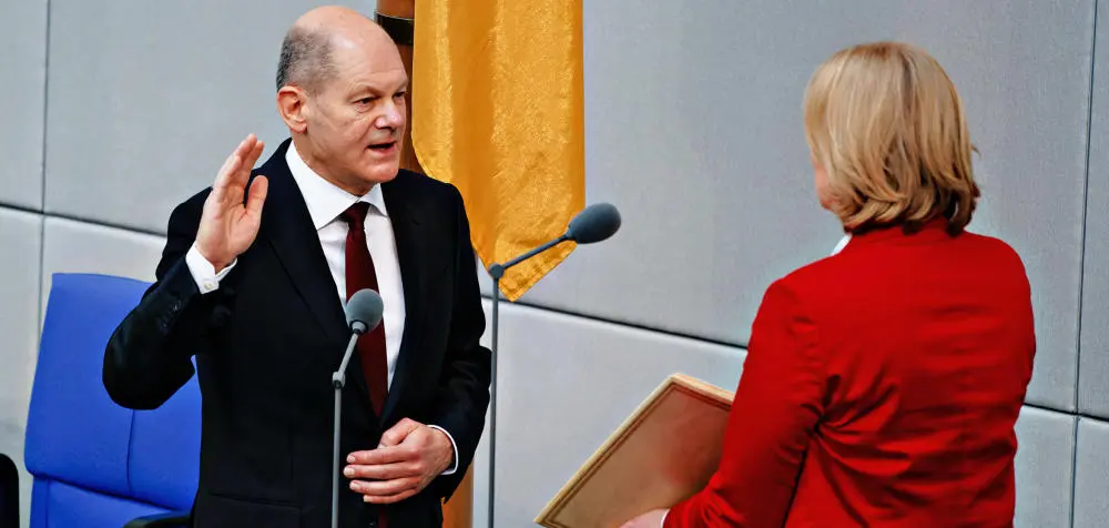 Olaf Scholz bei seiner Vereidigung im Bundestag Olaf Scholz hebt bei der Vereidigung die rechte Hand.