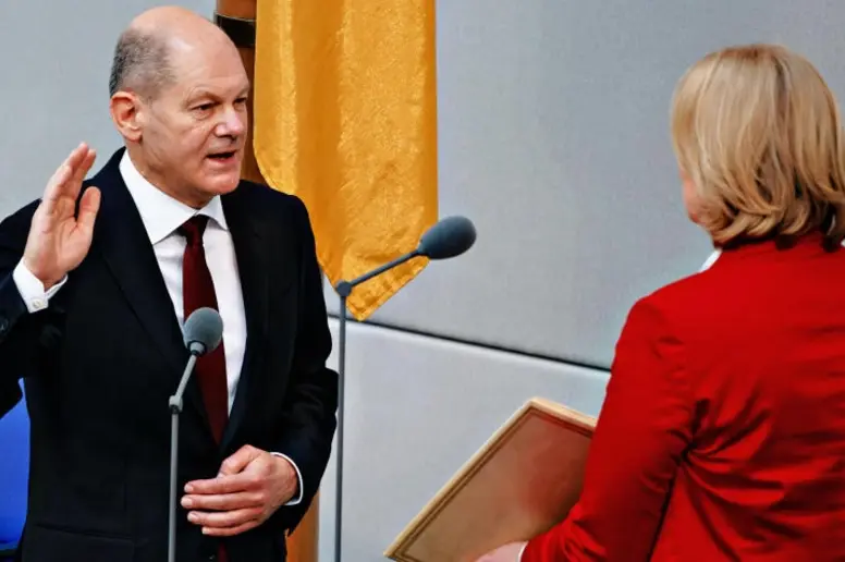 Olaf Scholz hebt bei der Vereidigung die rechte Hand.