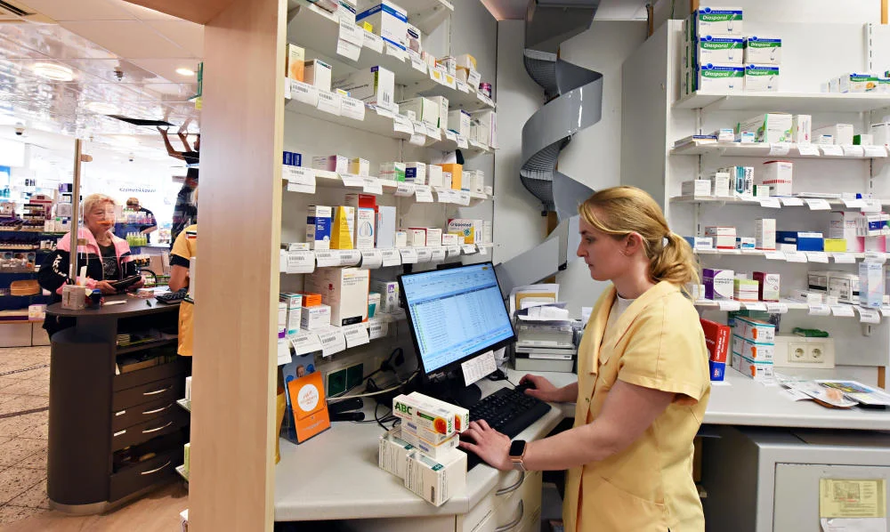 Eine Apothekerin am Arbeitsplatz