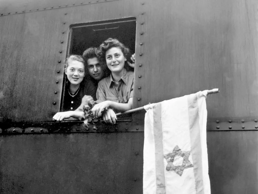 Jüdische Jugendliche im Zug auf dem Weg nach Palästina.