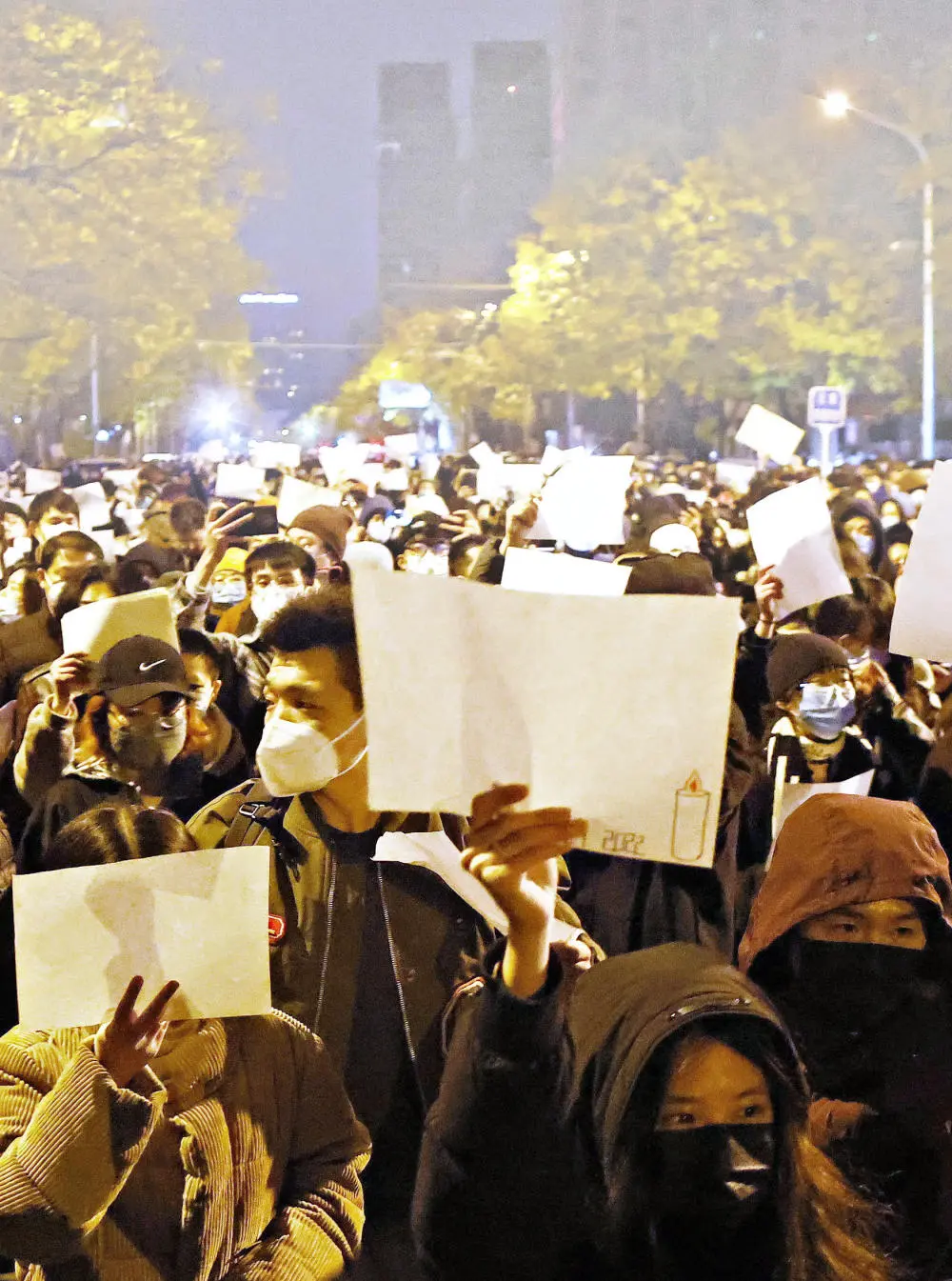 Demonstranten in China halten weiße Blätter nach oben
