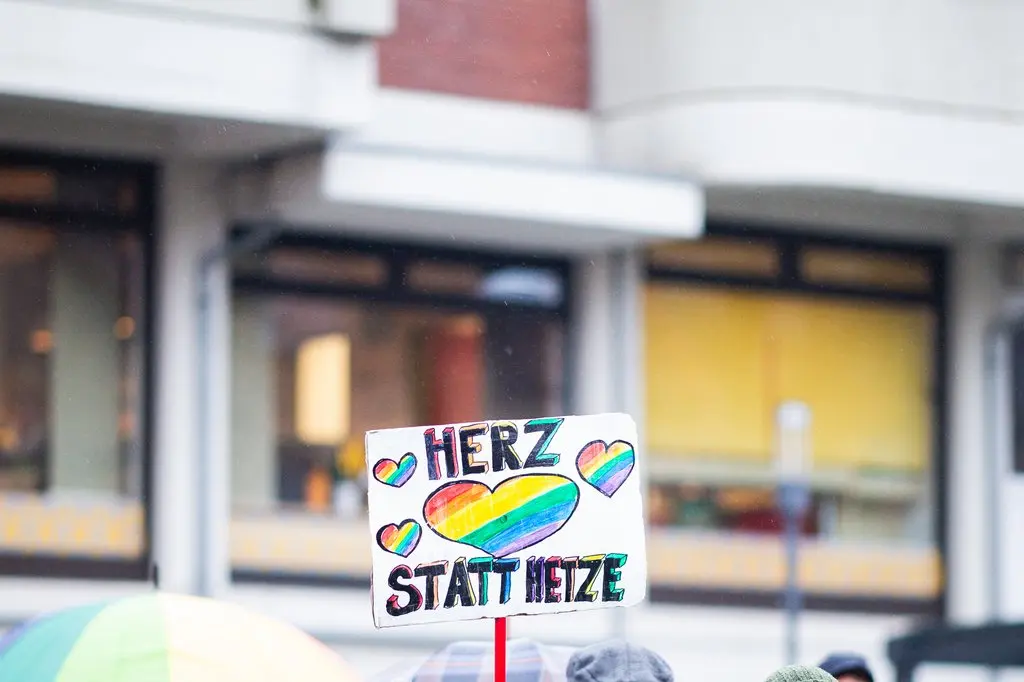 Protestschild mit dem Text "Herz statt Hetze"