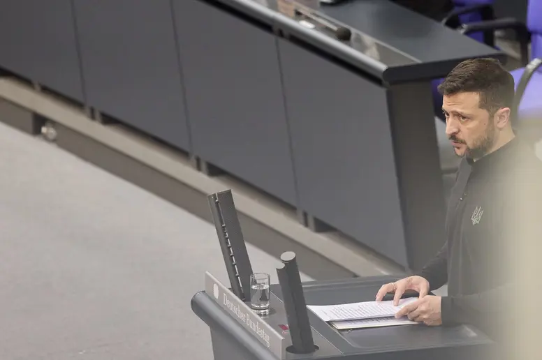 Wolodymyr Selenskyj am Rednerpult im Deutschen Bundestag