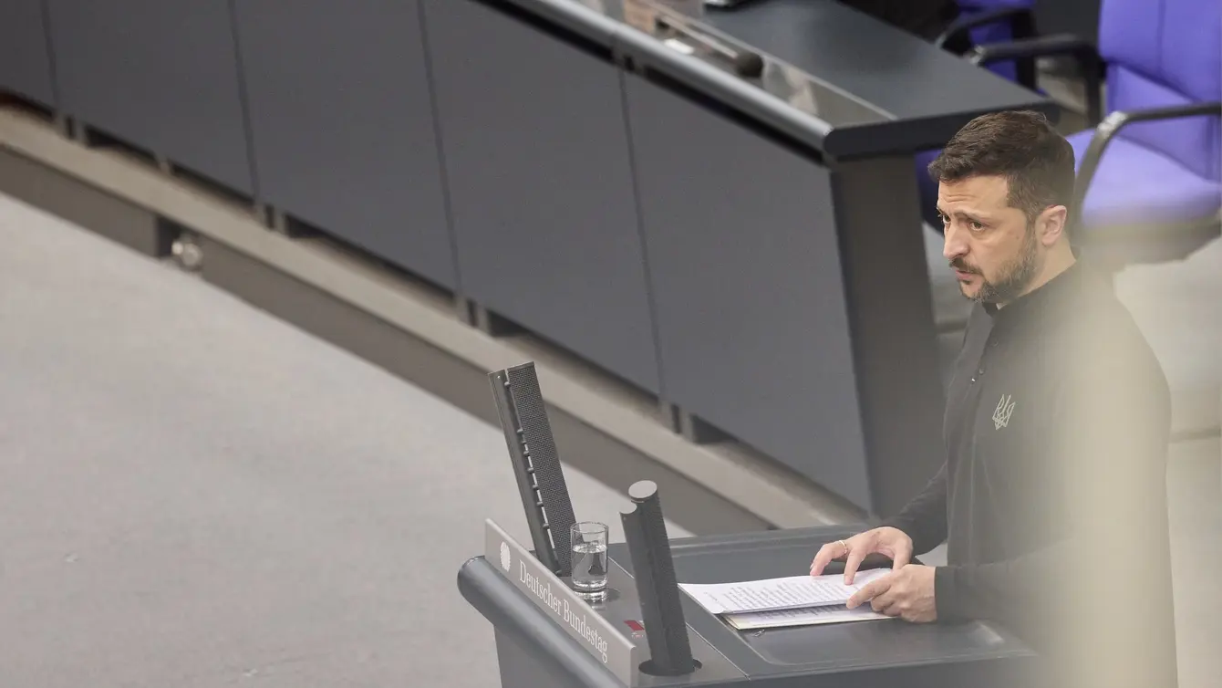 Selenskyj bei seiner Rede im Bundestag Mehr zum Thema Selenskyj dankt im Bundestag für Patriot-Systeme