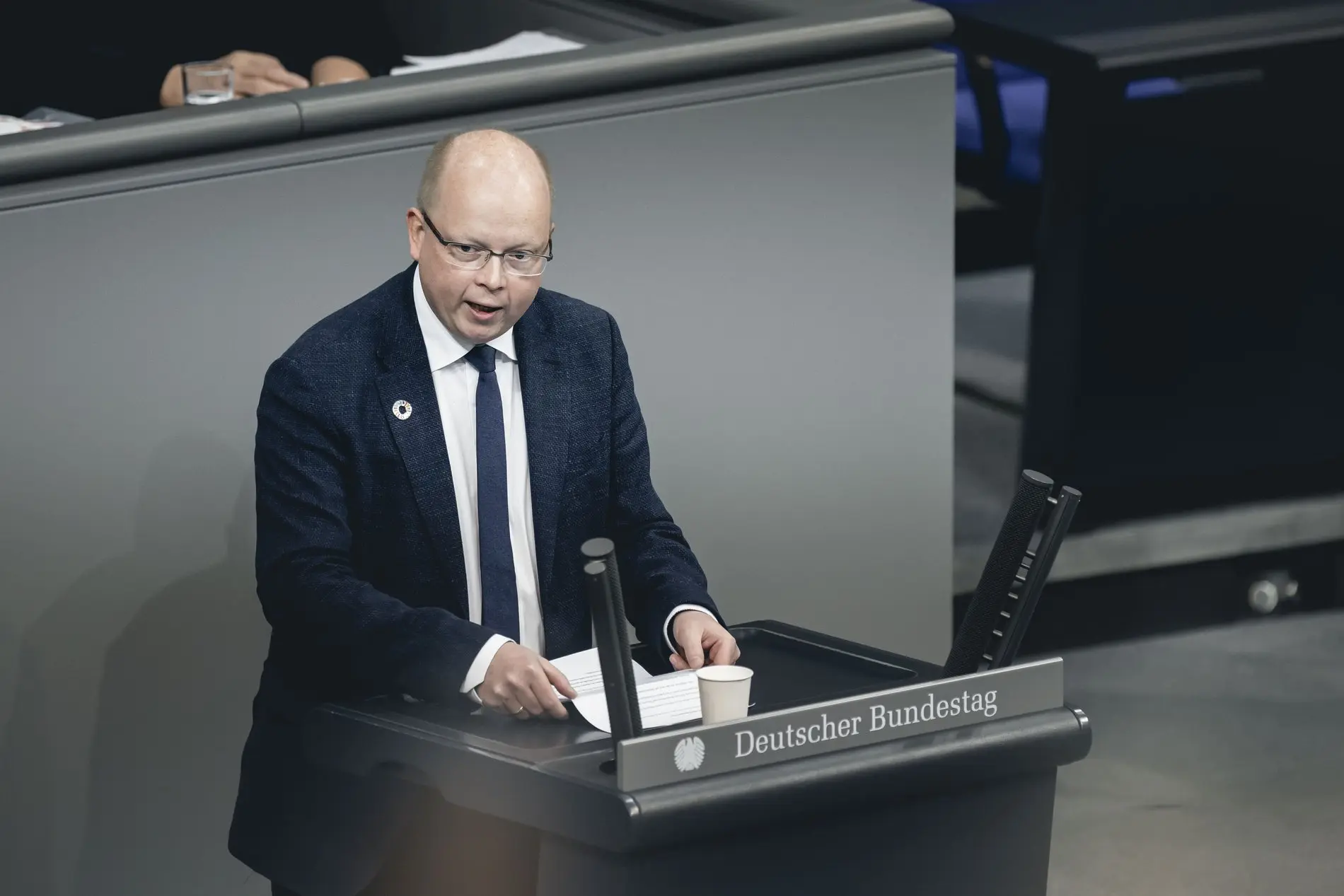 Stefan Siedler hält eine Rede im Plenarsaal.