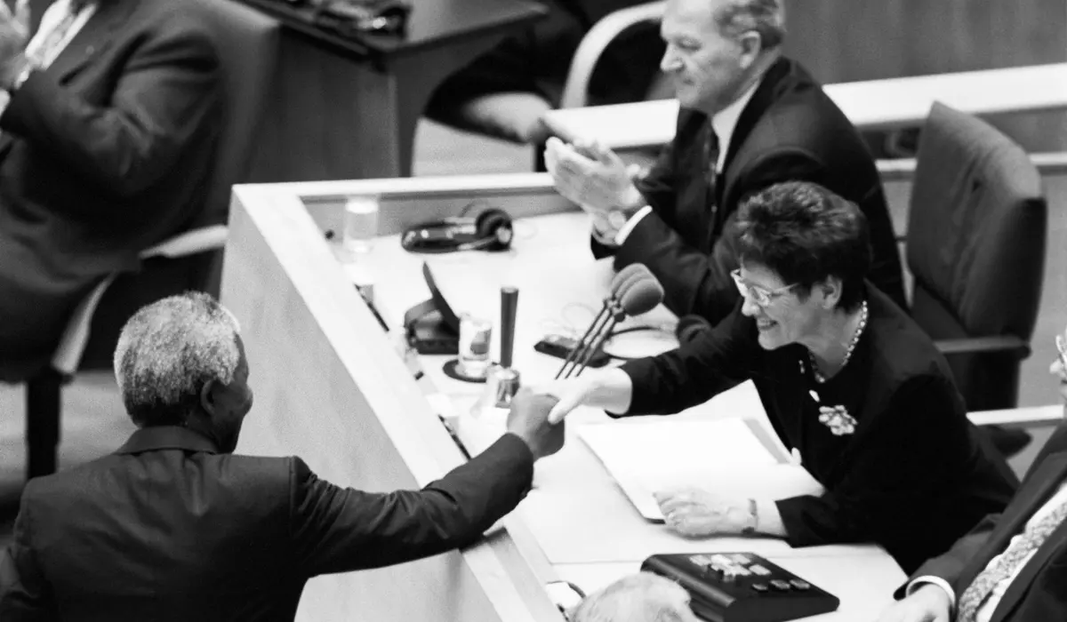 Rita Süssmuth schüttelt Nelson Mandela im Plenum die Hand