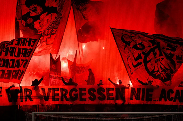Pyrotechnik der Frankfurter Ultras mit Protestbanner gegen die Polizei