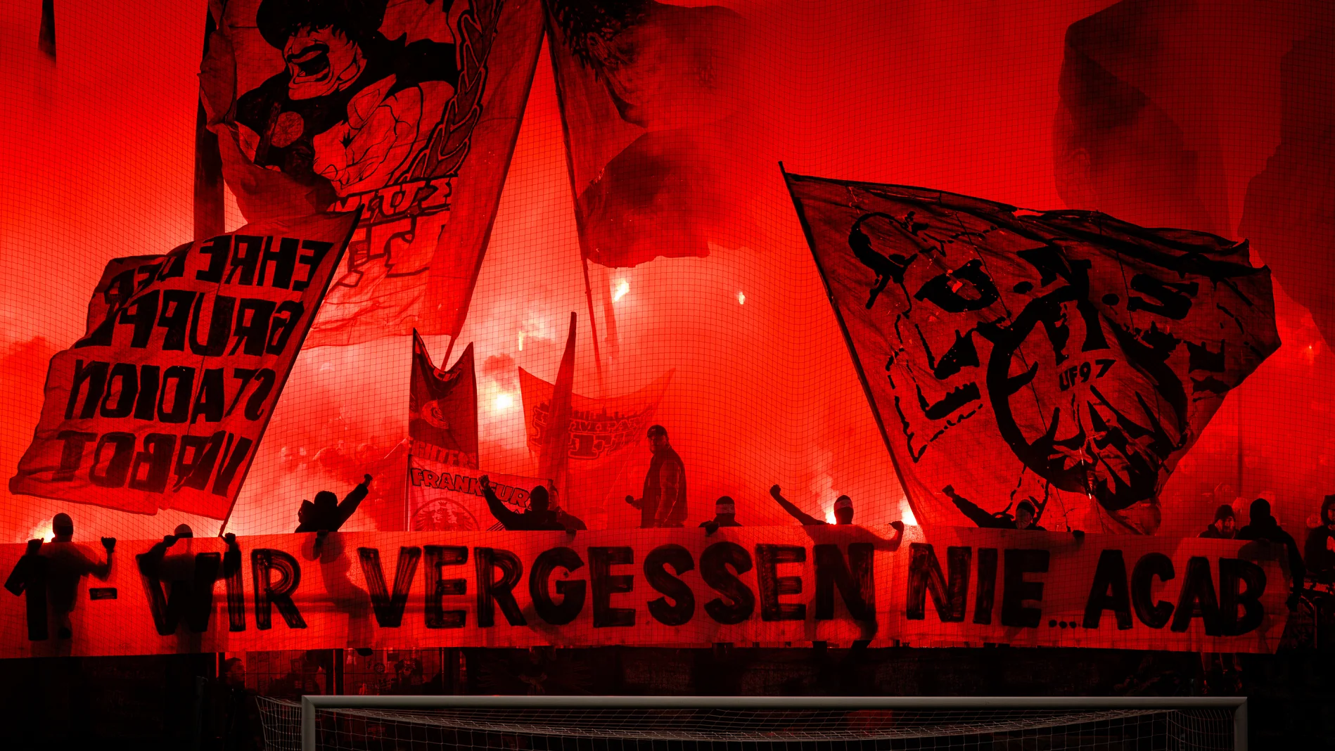 Pyrotechnik der Frankfurter Ultras mit Protestbanner gegen die Polizei