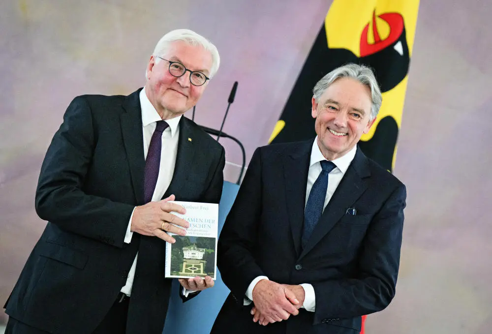 Steinmeier hält Norbert Freis Buch, beide lächeln.