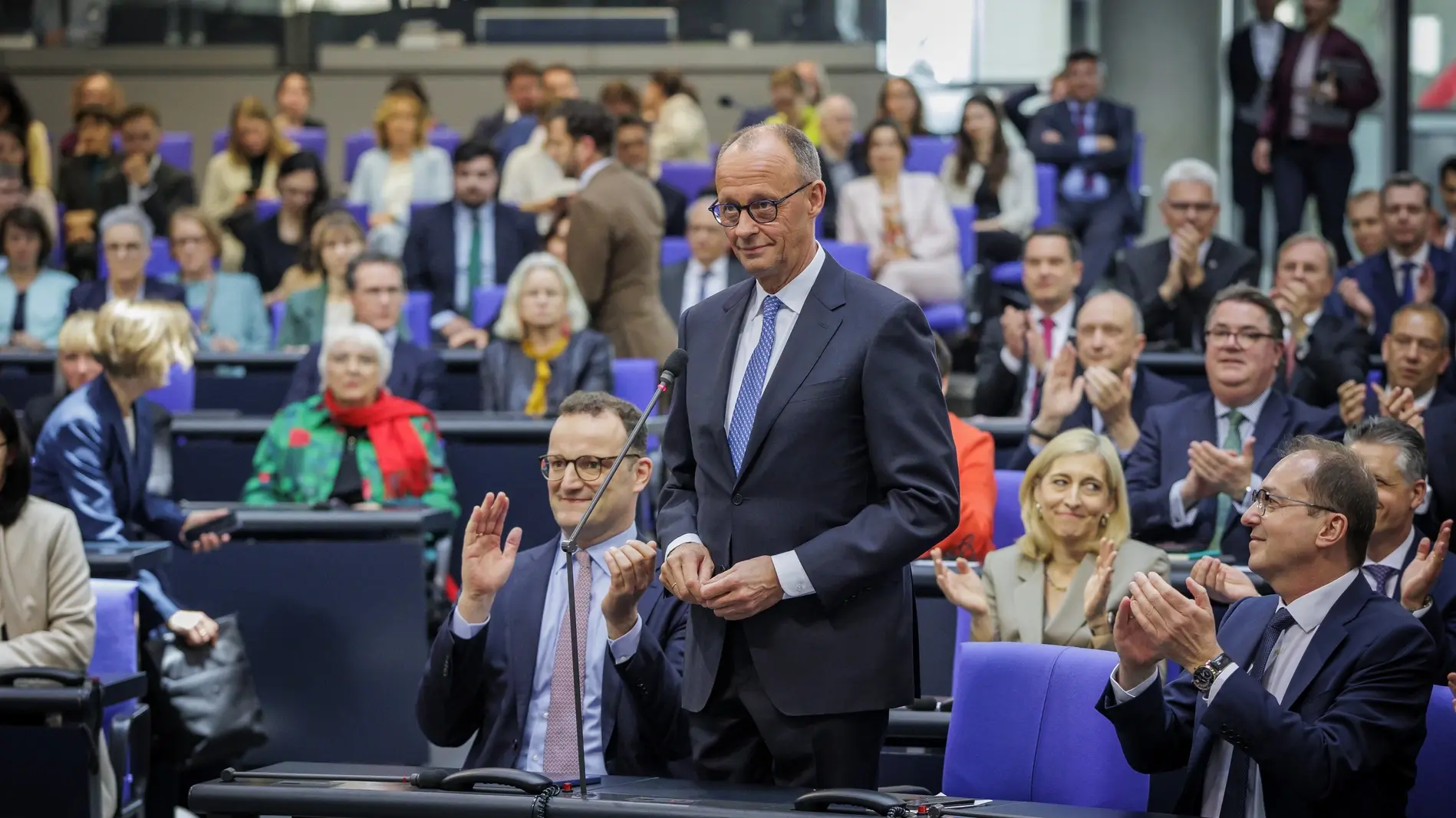 Friedrich Merz ist neuer Bundeskanzler Friedrich Merz erhält lächelnd Applaus