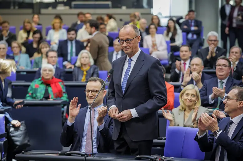 Friedrich Merz erhält lächelnd Applaus
