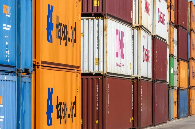 Viele Container warten im Umschlagbahnhof auf den Weitertransport