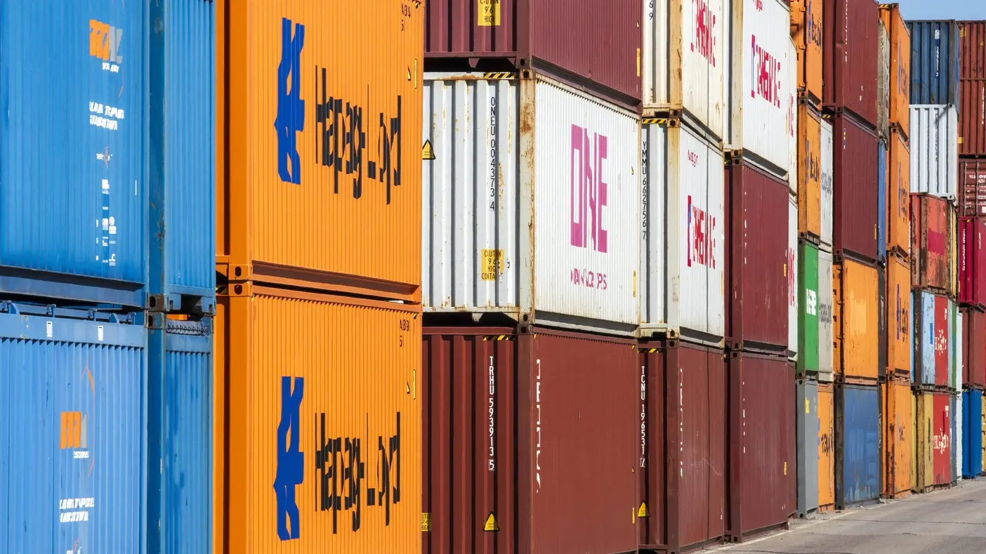 Zollstreit mit den USA Viele Container warten im Umschlagbahnhof auf den Weitertransport