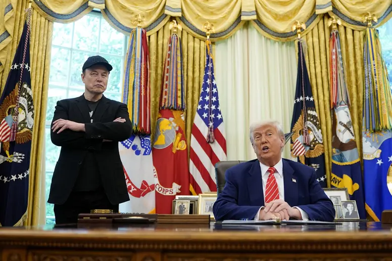 Donald Trump und Elon Musk bei einer Pressekonferenz im Weißen Haus